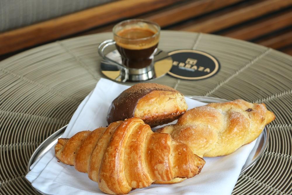Suites Contempo Mexico City Exterior photo Croissant and chocolate bun